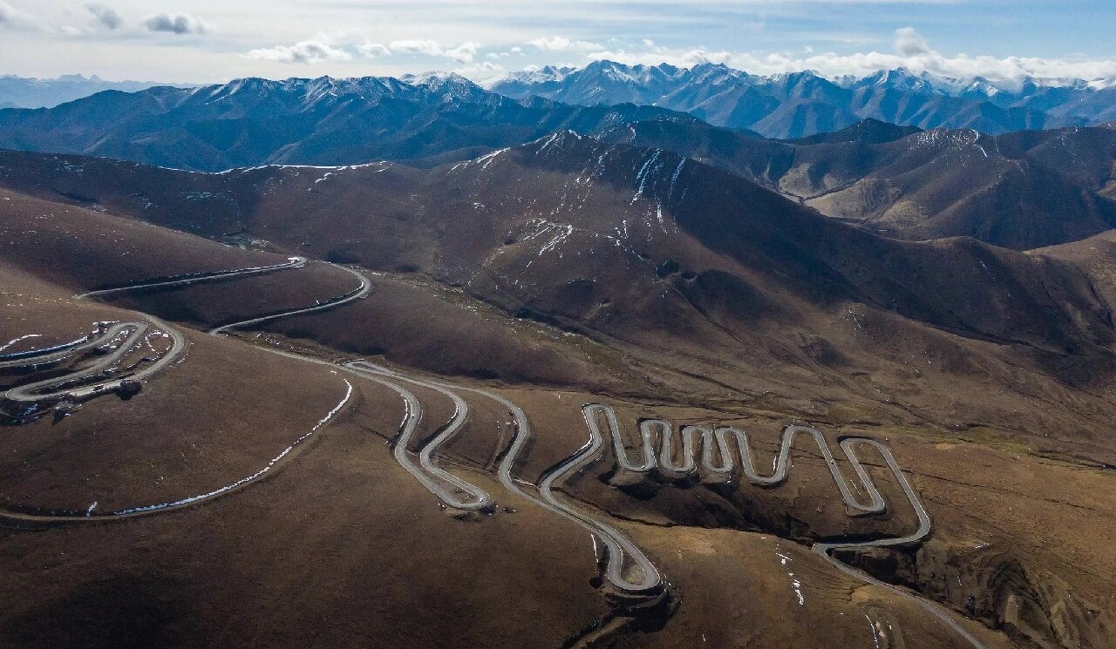 西藏自治区日喀则市定日县,经过108拐盘山公路,就到了海拔5200米的加