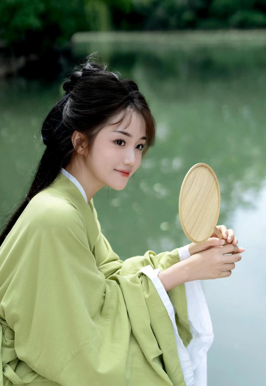 杨志雯在个人社交平台晒了一组古装相片,白皙的皮肤加上草绿色的服装