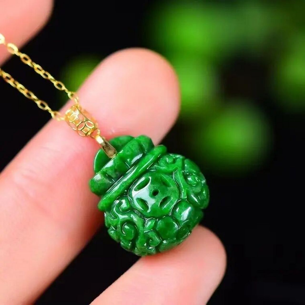 翡翠吊坠 天然a货翡翠18k金镶嵌如意花青辣绿福袋吊坠,精美雕刻,色泽