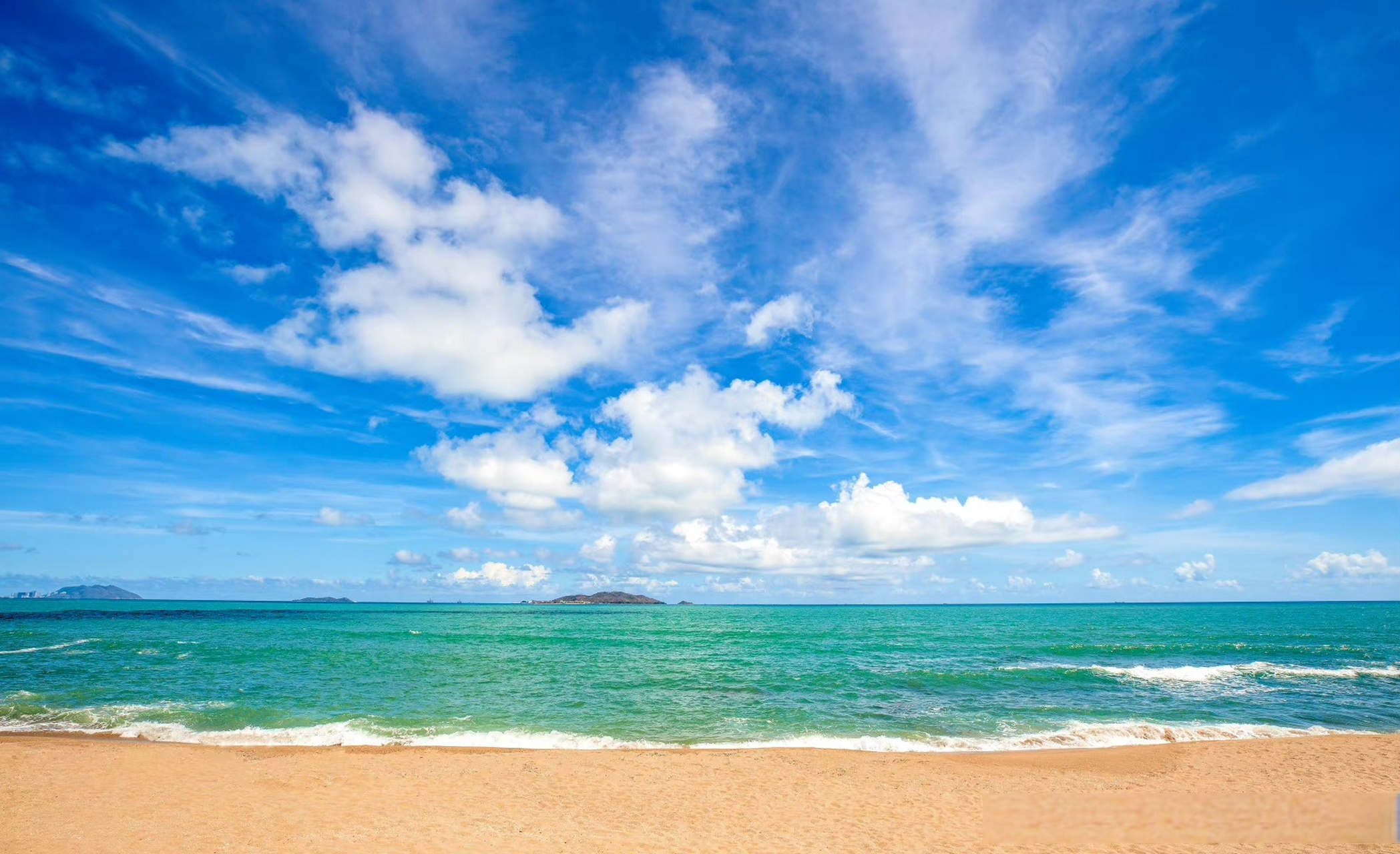 在天涯海角海滩上悠闲漫步[微风] 翻涌的波涛,柔软的沙滩  椰林婆娑
