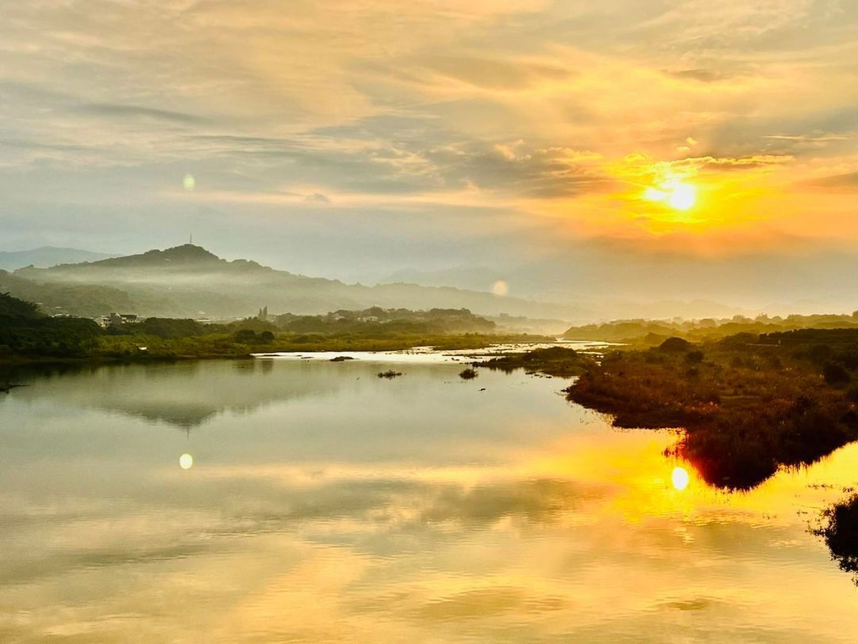 美图欣赏——晨曦之美——湖边的宁静与绚丽 清晨,当太阳初升的时候
