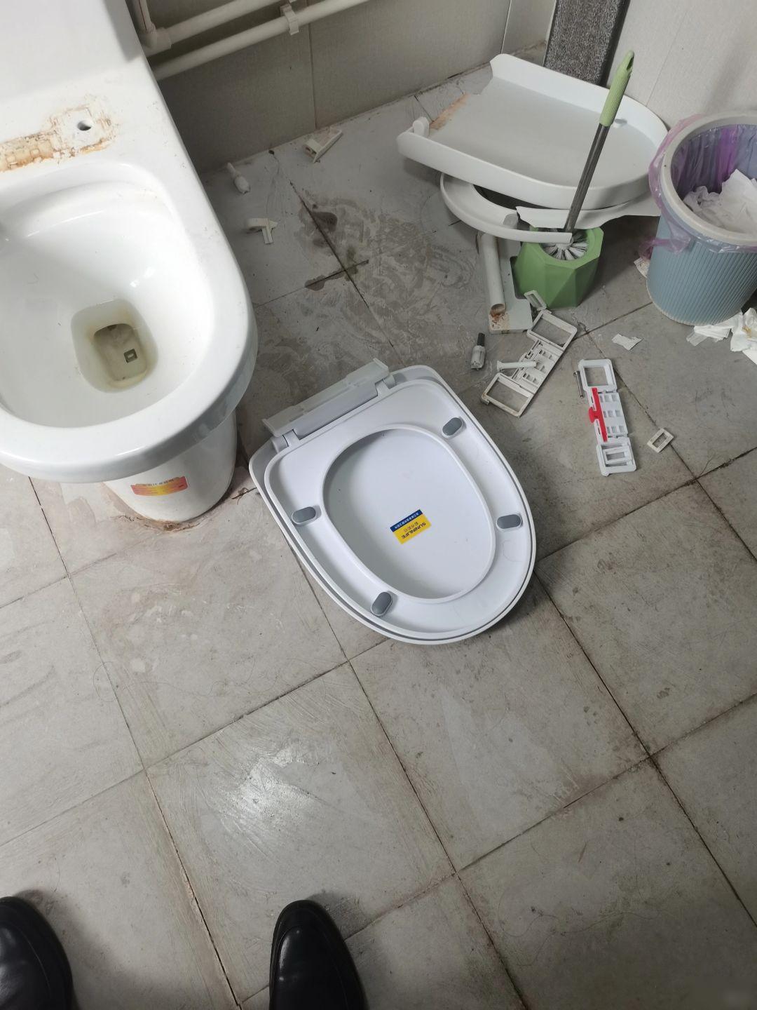 今天我就来教你们如何自己动手换马桶盖,轻松搞定! 1准备工作:在