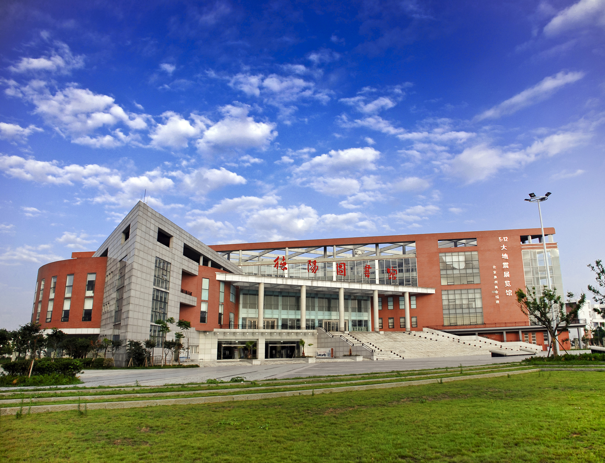 这福耀科技大学可不简单,背后是曹德旺大佬斥巨资打造的,专注培养新