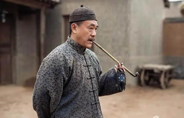 有一天,公公鹿子霖喝得烂醉如泥,突然抱住儿媳妇冷秋月上下其手,气得