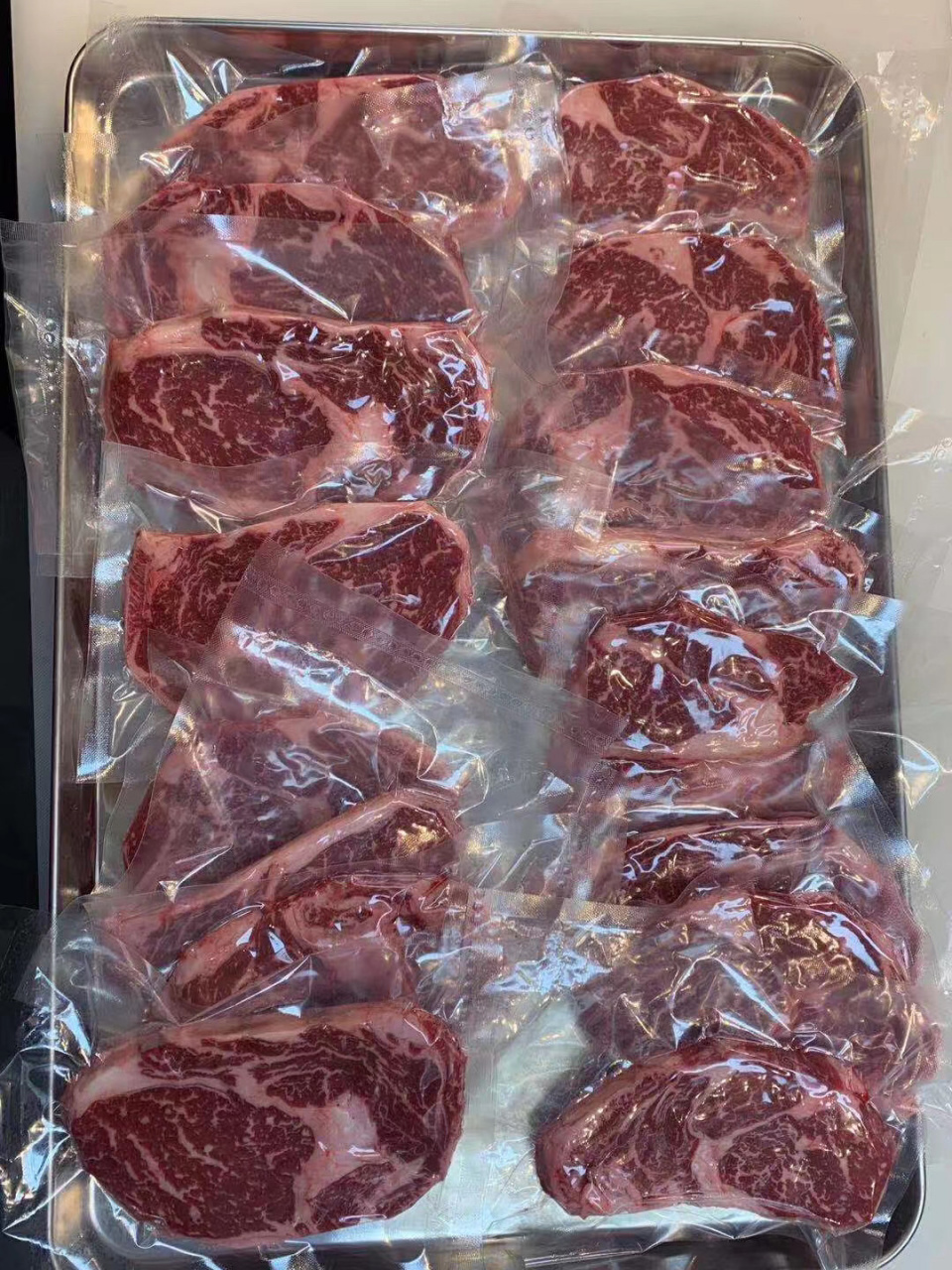 冰鲜肉与冷冻肉的区别 保存时间: 冰鲜肉在原包装真空状态下可储存4个