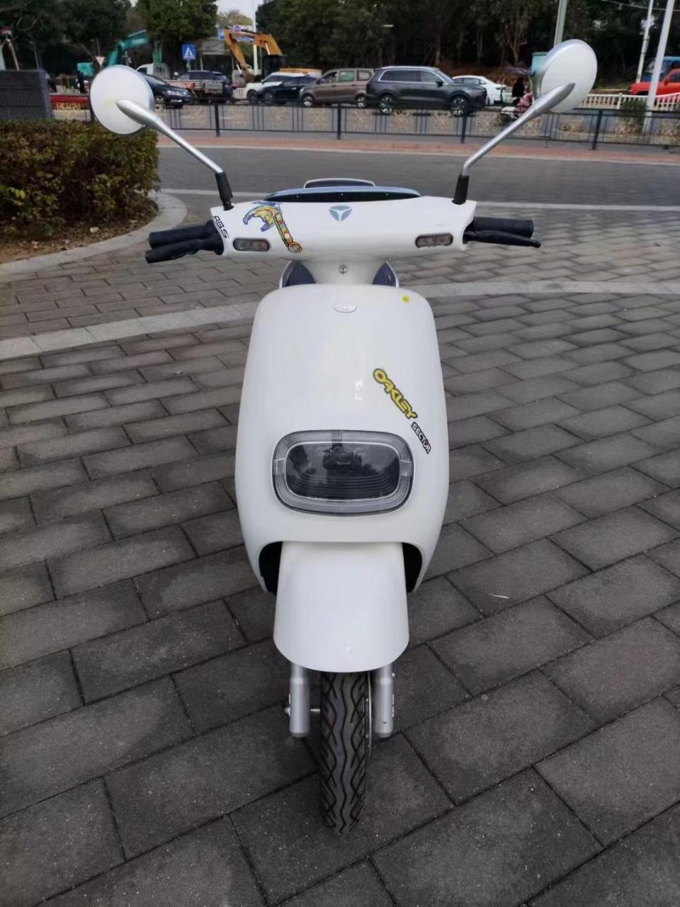 全新车,雅迪冠能m8系列电动车,0公里,手续齐全,新车价格可参照淘宝