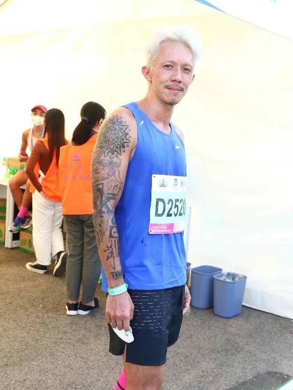 染发,纹身,涂指甲……41岁香港男明星张继聪,彻底"放飞自我"了!
