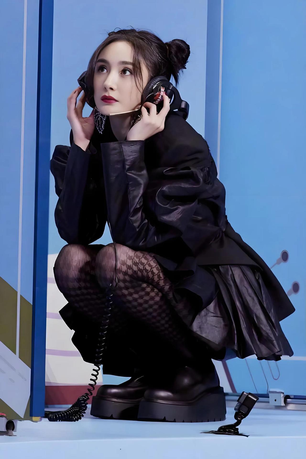 杨幂王牌对王牌节目中黑色系穿搭