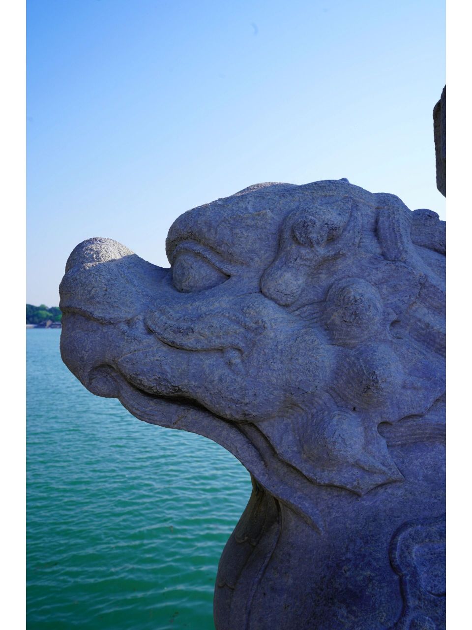 北京颐和园十七孔桥的石狮子 北京颐和园十七孔桥是连接昆明湖东岸与