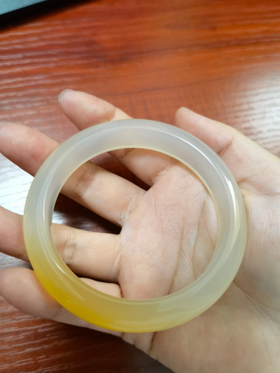 15云南旅游买的黄龙玉手镯,一万多,感觉被坑了,有懂得吗,这个值多少?