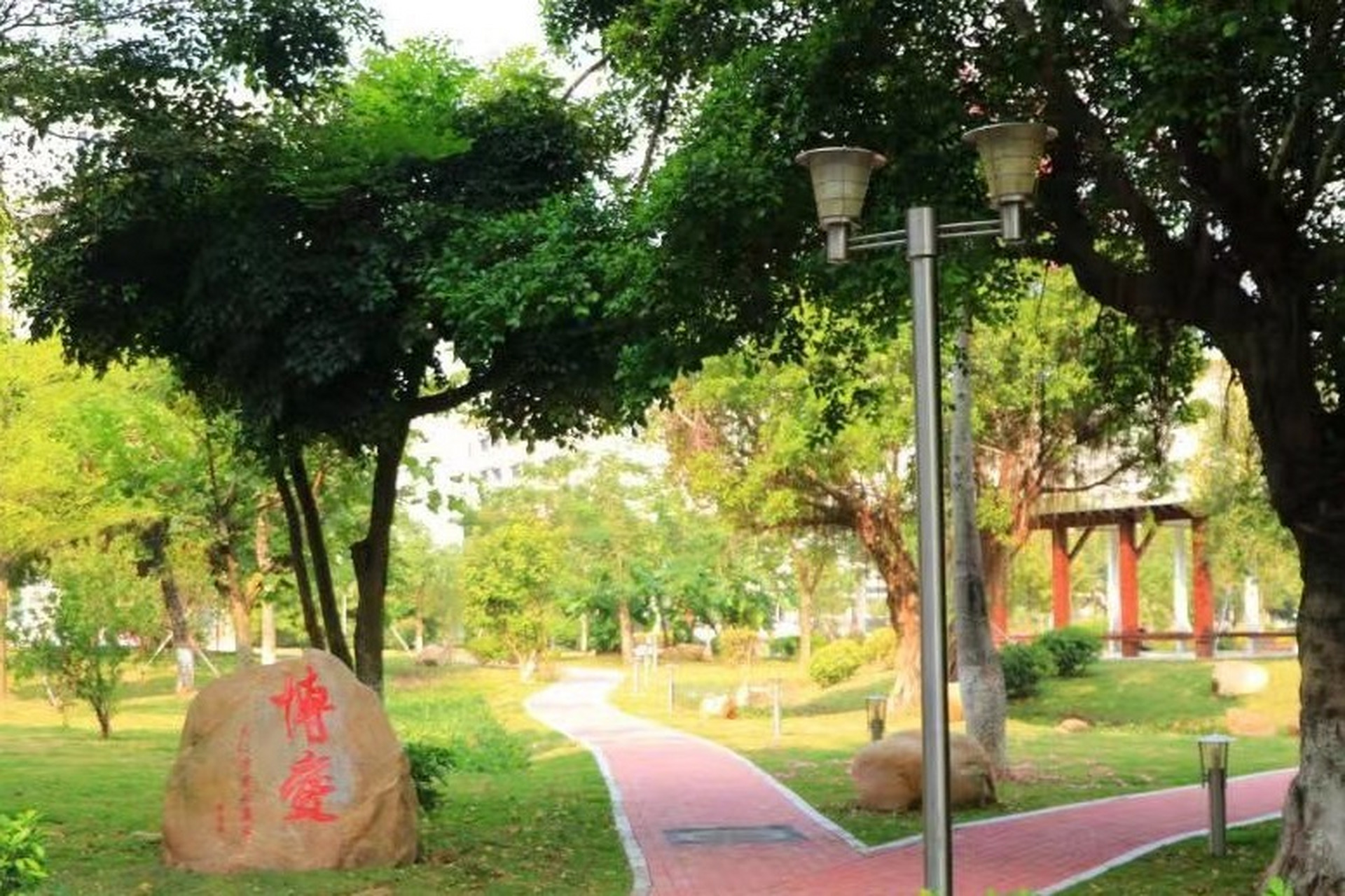 珠海市实验中学是一所具有园林风格和现代气息的美丽校园.