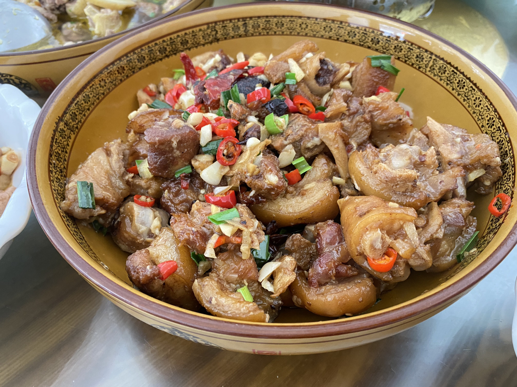 韶山美食   一家开在居民区的小店 建新餐馆 分量足价格实惠 明码标价