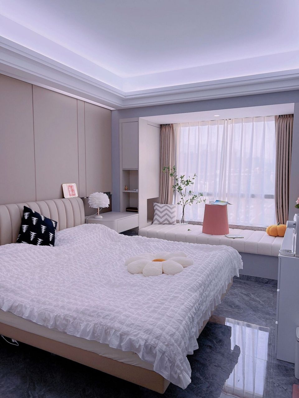 我家卧室很小,不到15平 前阵子改造了飘窗,又多了一个喜欢的小空间