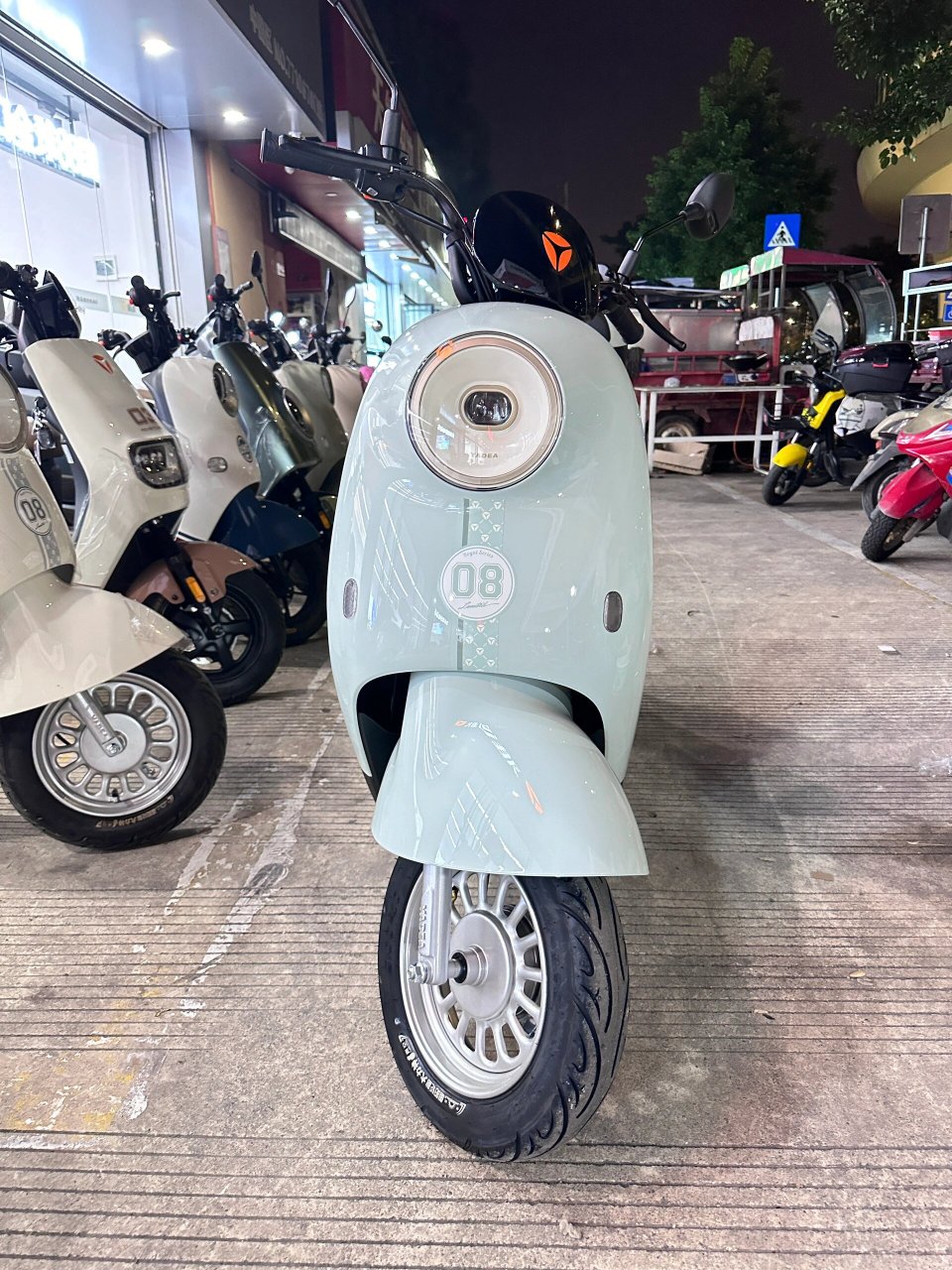 雅迪新款新国标电动车01m10-d,搭载雅迪天能72v铅酸电瓶,续航60-80