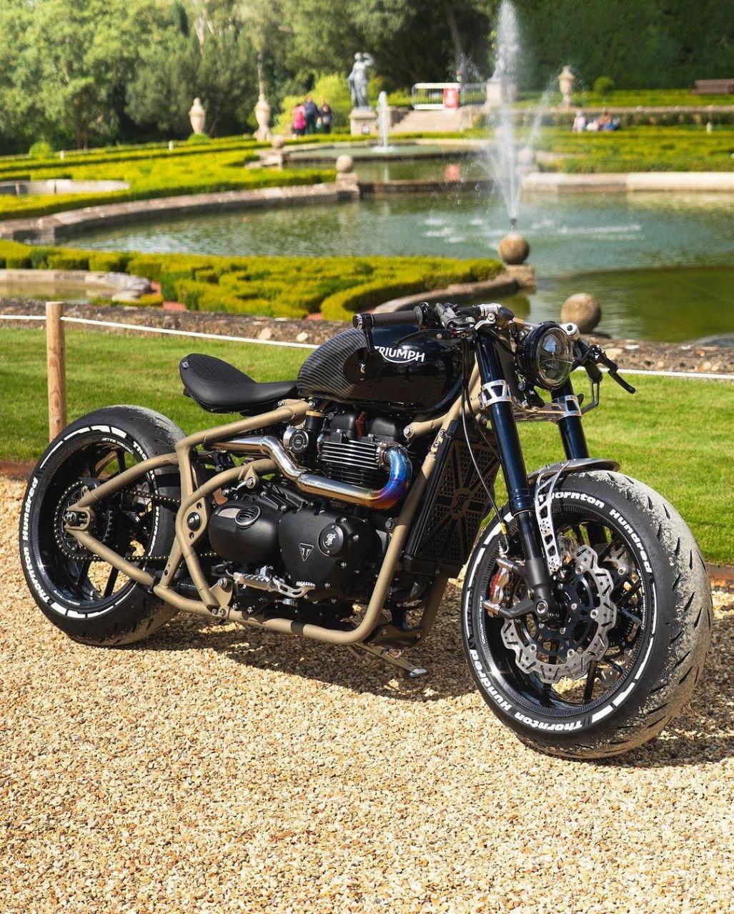 凯旋bobber改装欣赏.全车强化车架,重新上色后视觉效果拉满.