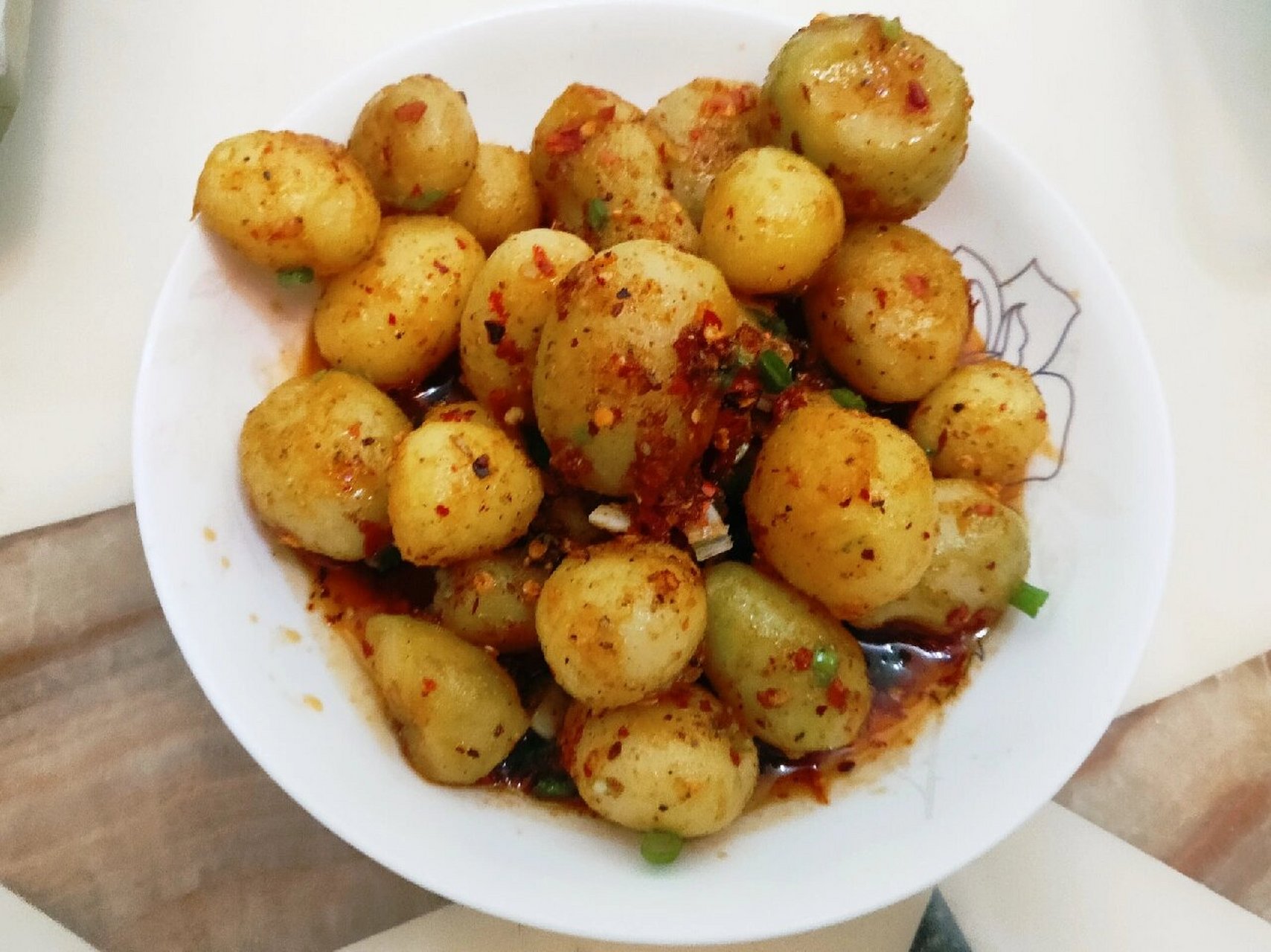 每日一菜之油炸小土豆 菜名:油炸小土豆 	 配料:小土豆,辣椒面,孜然粉