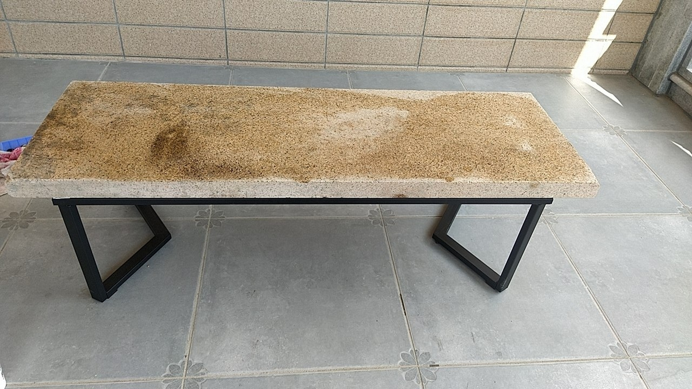 做了个桌子 石头以前上面都是水泥,清理干净后,还是有点黑点, 铁架焊