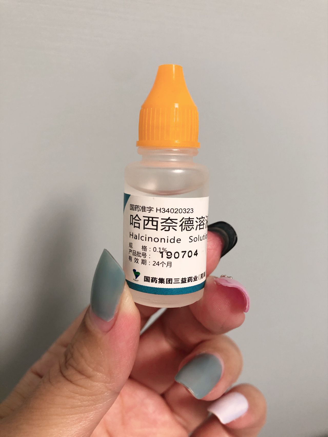 汗疱疹的宝贝 去药店买它 哈西奈德溶液 	 我手上 每年夏天 手指头