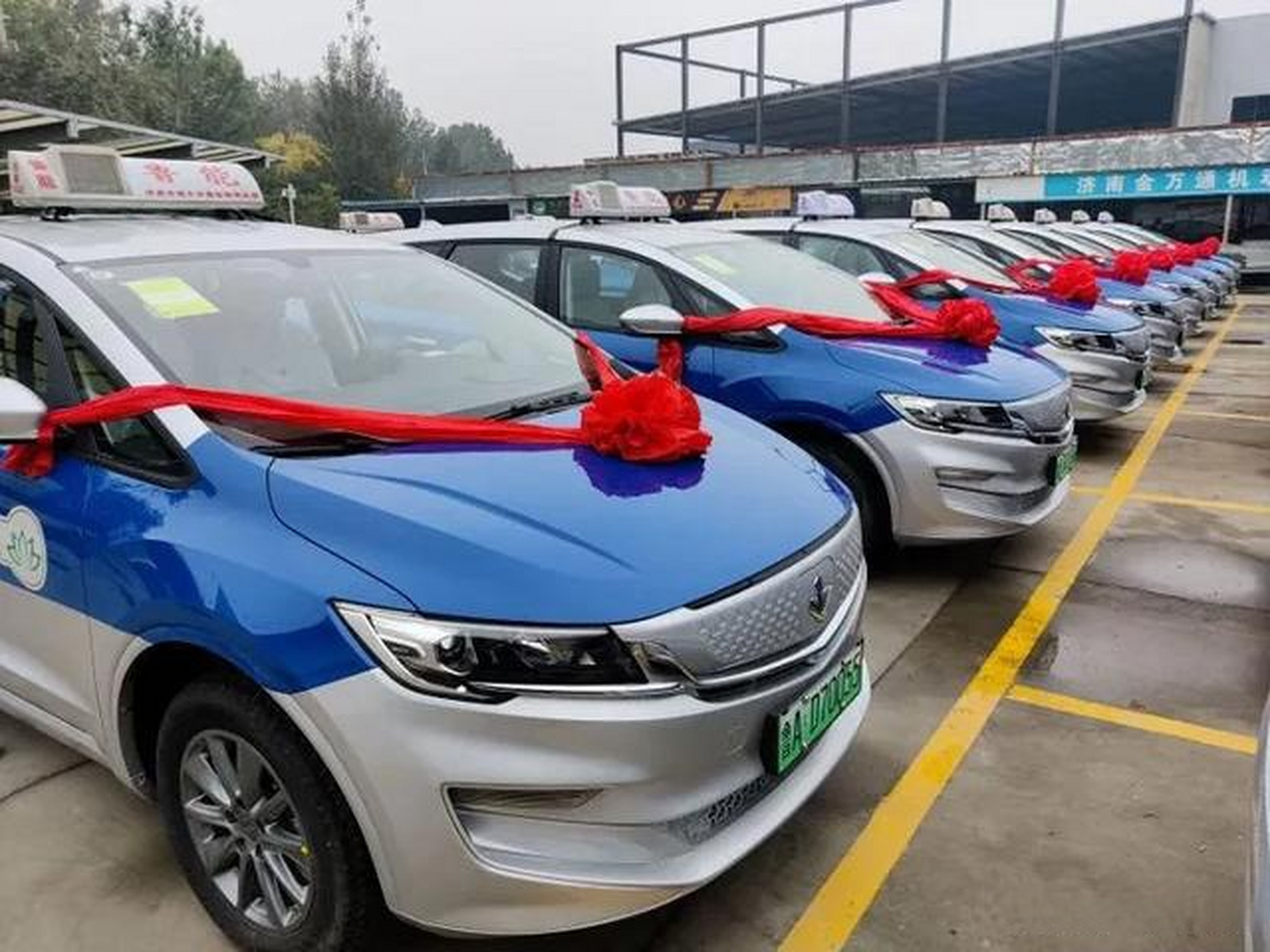 济南出租车是不能坐了,众所周知的"贵",三伏天不开空调.