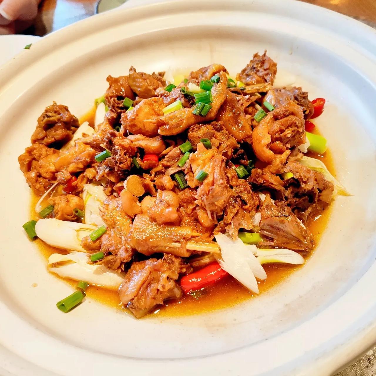 经典赣菜之一:三杯鸡  三杯鸡是中国江西省赣州市传统风味名菜,属于