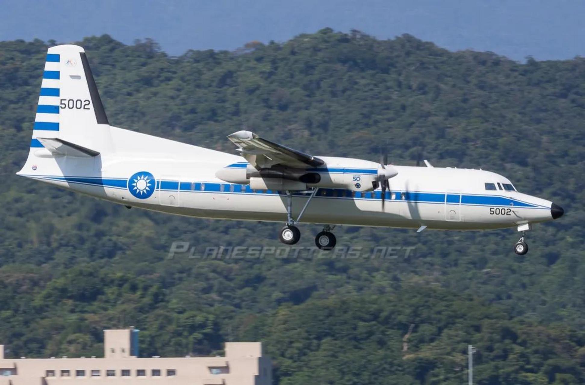 台岛一架福克50行政专机径直飞向金门岛,飞来干什么?来投诚?