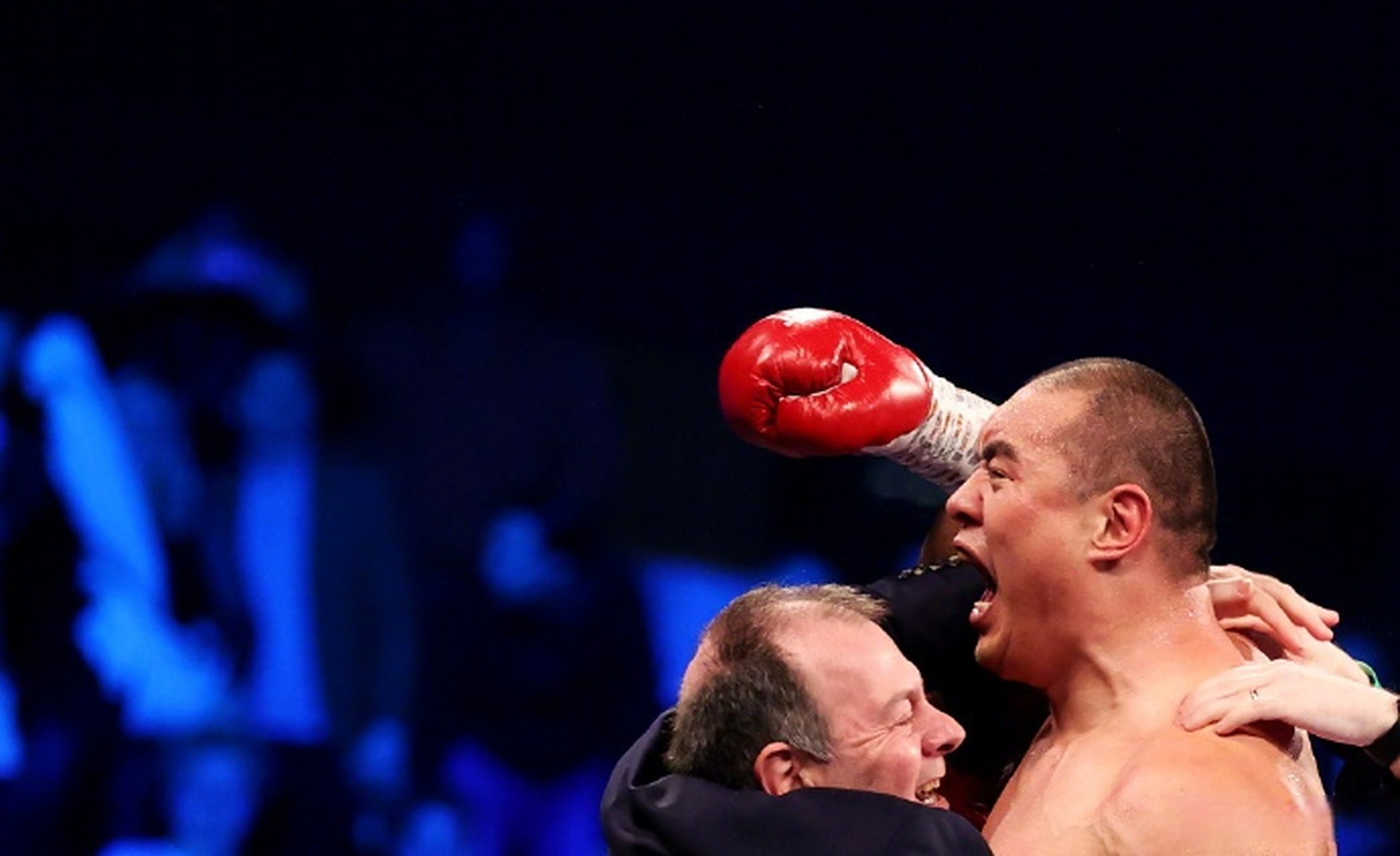 张志磊获wbo过渡拳王金腰带】中国拳手张志磊4月15日深夜在伦敦热血