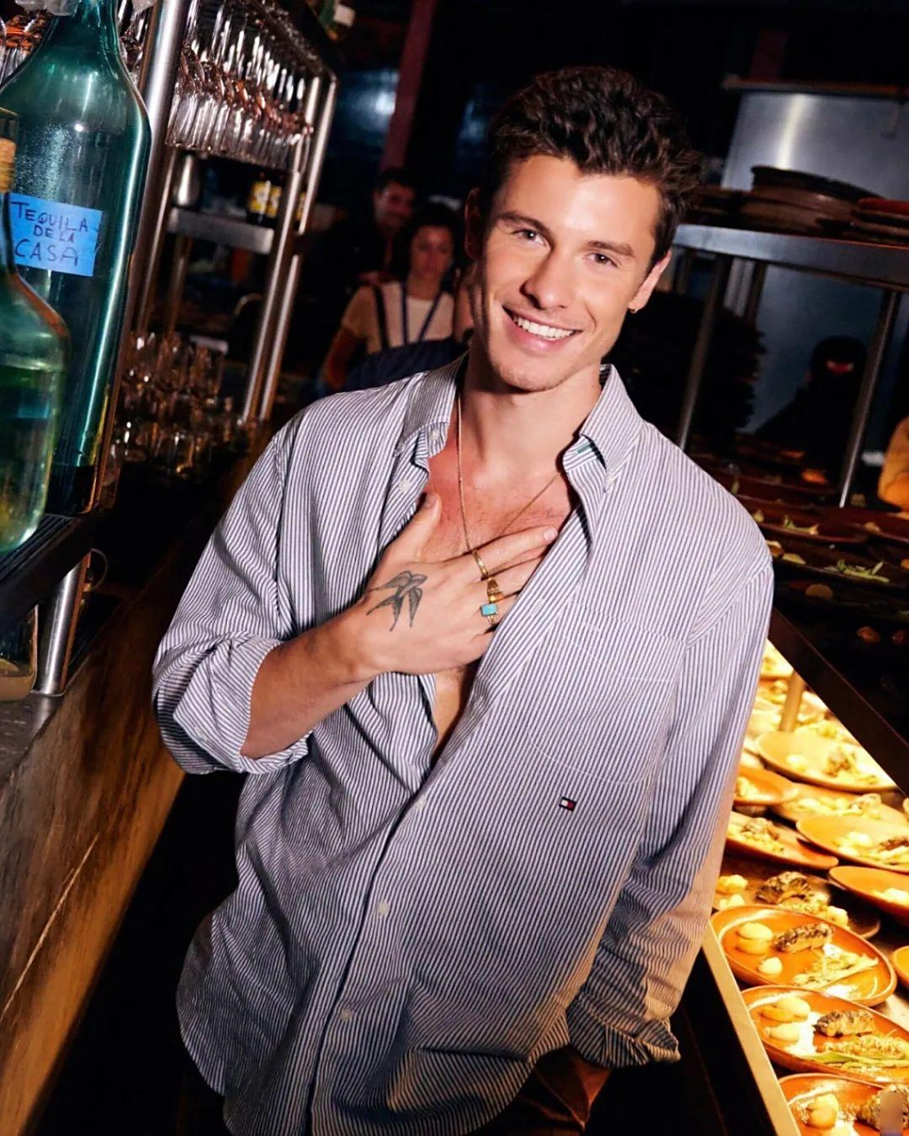 最近,24岁的加拿大小鲜肉 shawn mendes(肖恩·门德斯)头发又长了,而