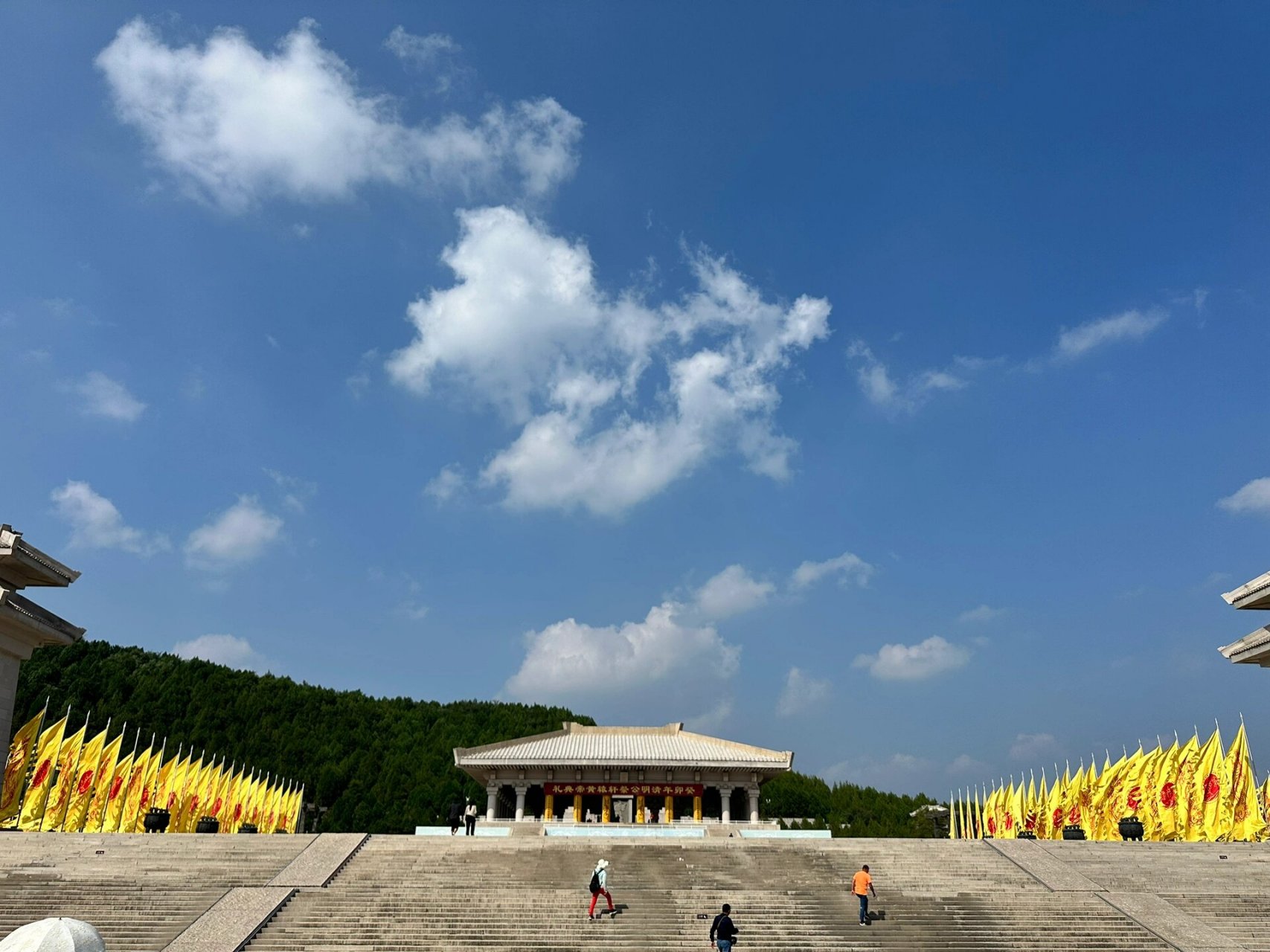 黄帝陵相传是中华民族的始祖轩辕黄帝的陵园,它位于陕西省黄陵县城北