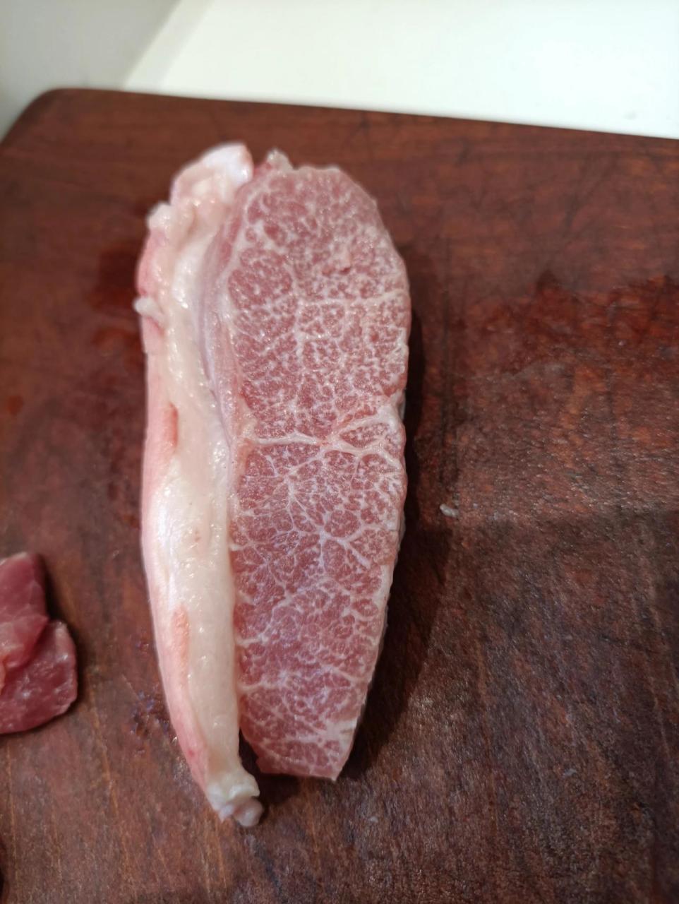 谁知道这块肉是猪身上的哪个部位? 雪花肉一样,这是哪个位置的呢?