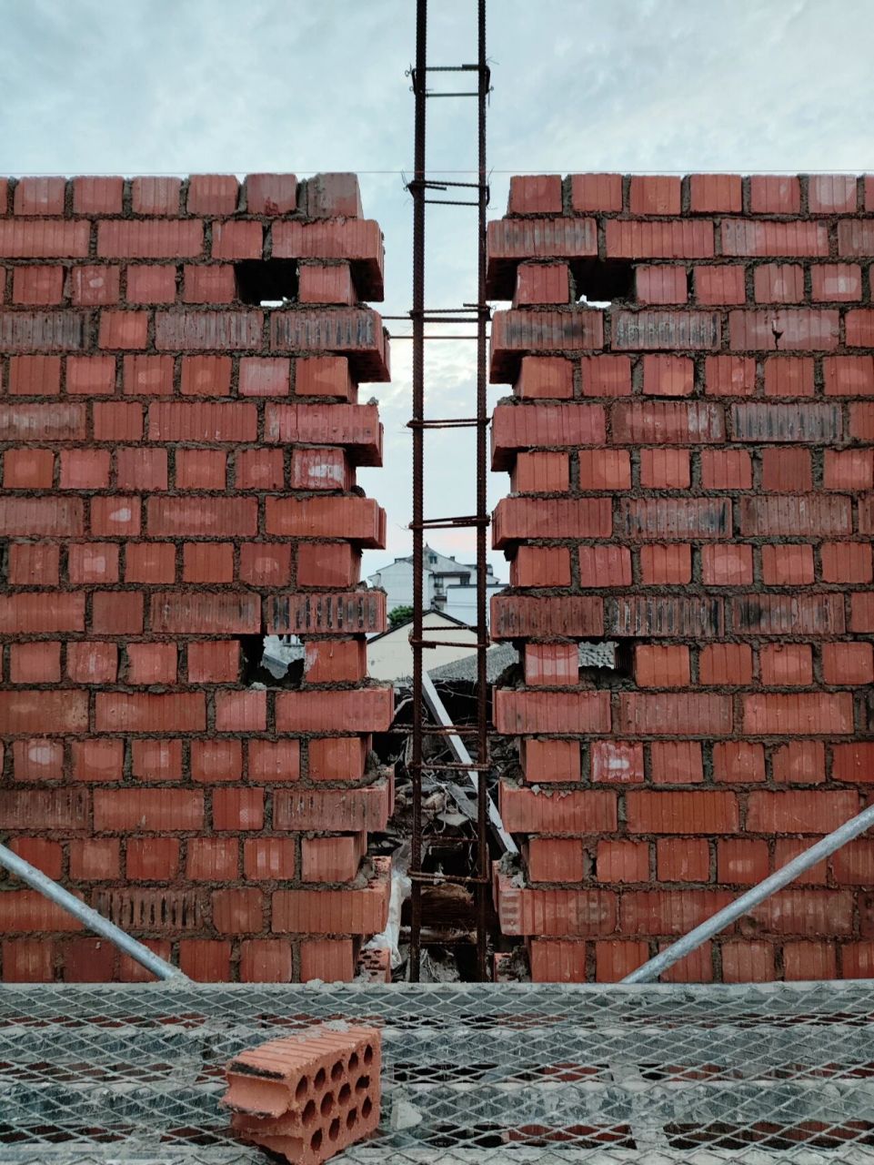 学习土建新知识 学习土建新知识 马牙槎是一种砌筑方法,每个工地基本