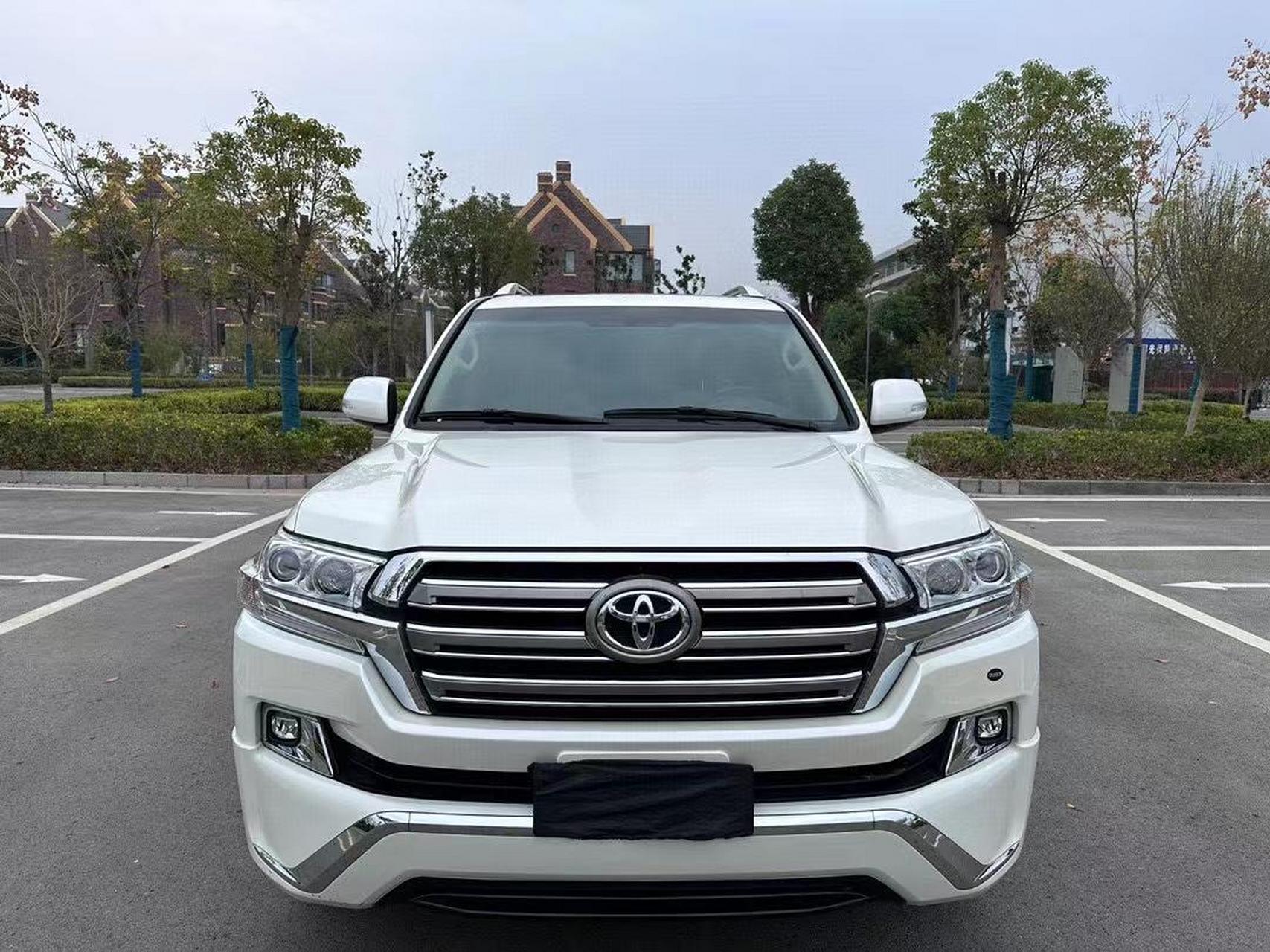 6v8超级大引擎 中东vxr七座顶配版 新车落地140多万 底挂八气囊坦克