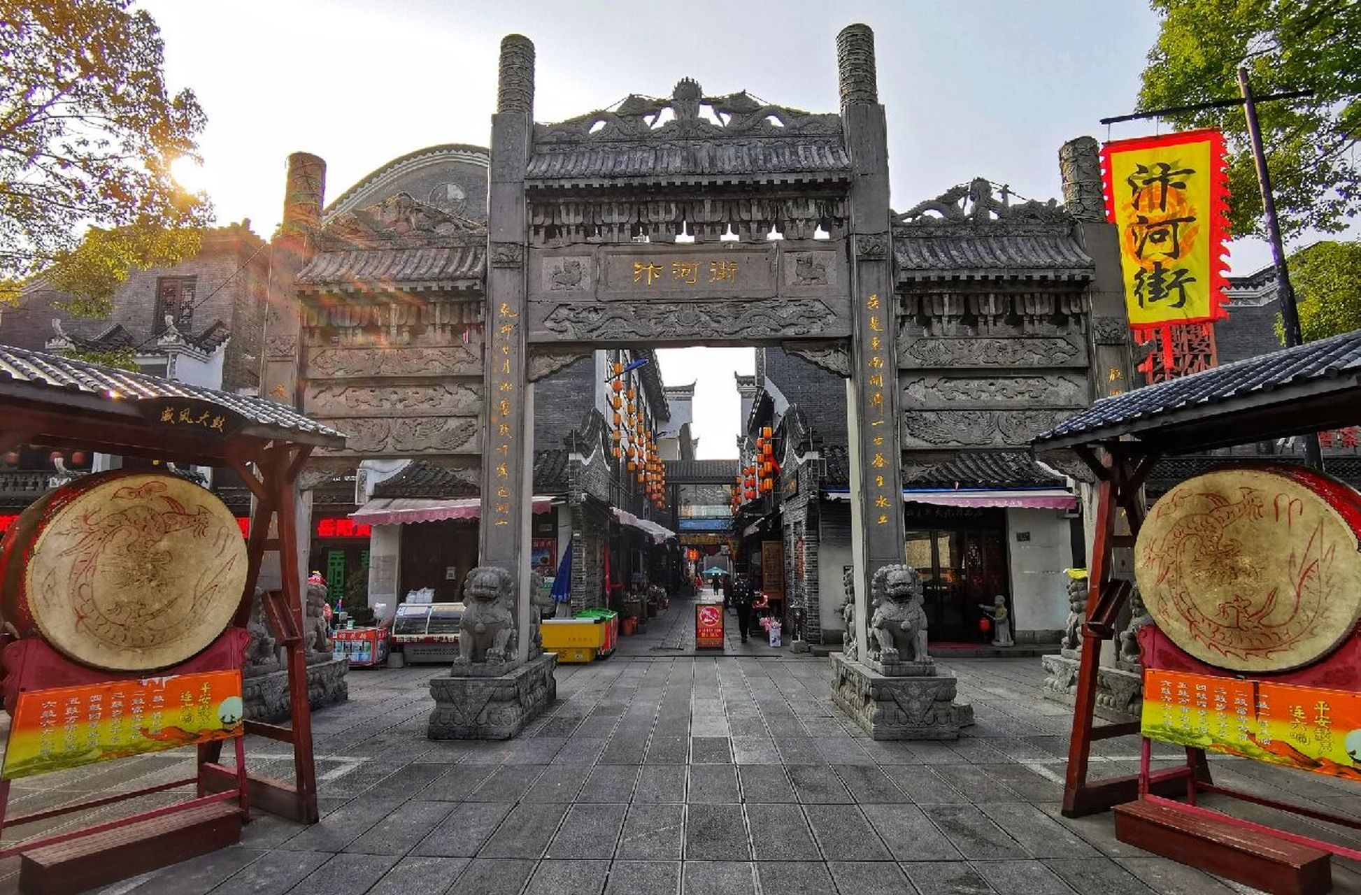 沿着汴河街赏景色品美味小吃,乐哉乐哉!