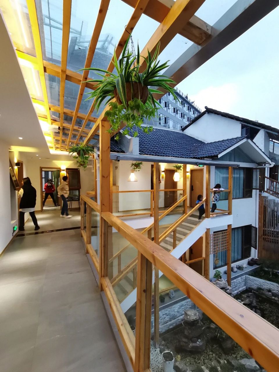 神农架最美民宿99 泊隐逸墅在这方面拥有得天独厚的优势,坐落于木鱼