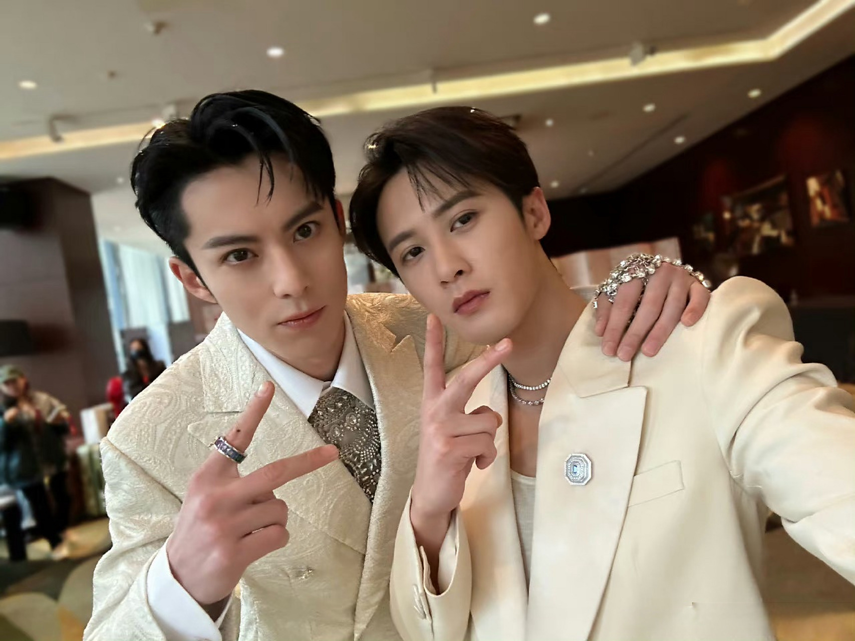 王鹤棣檀健次比耶合照 檀健次晒了微博之夜后台与王鹤棣的自拍照,两位