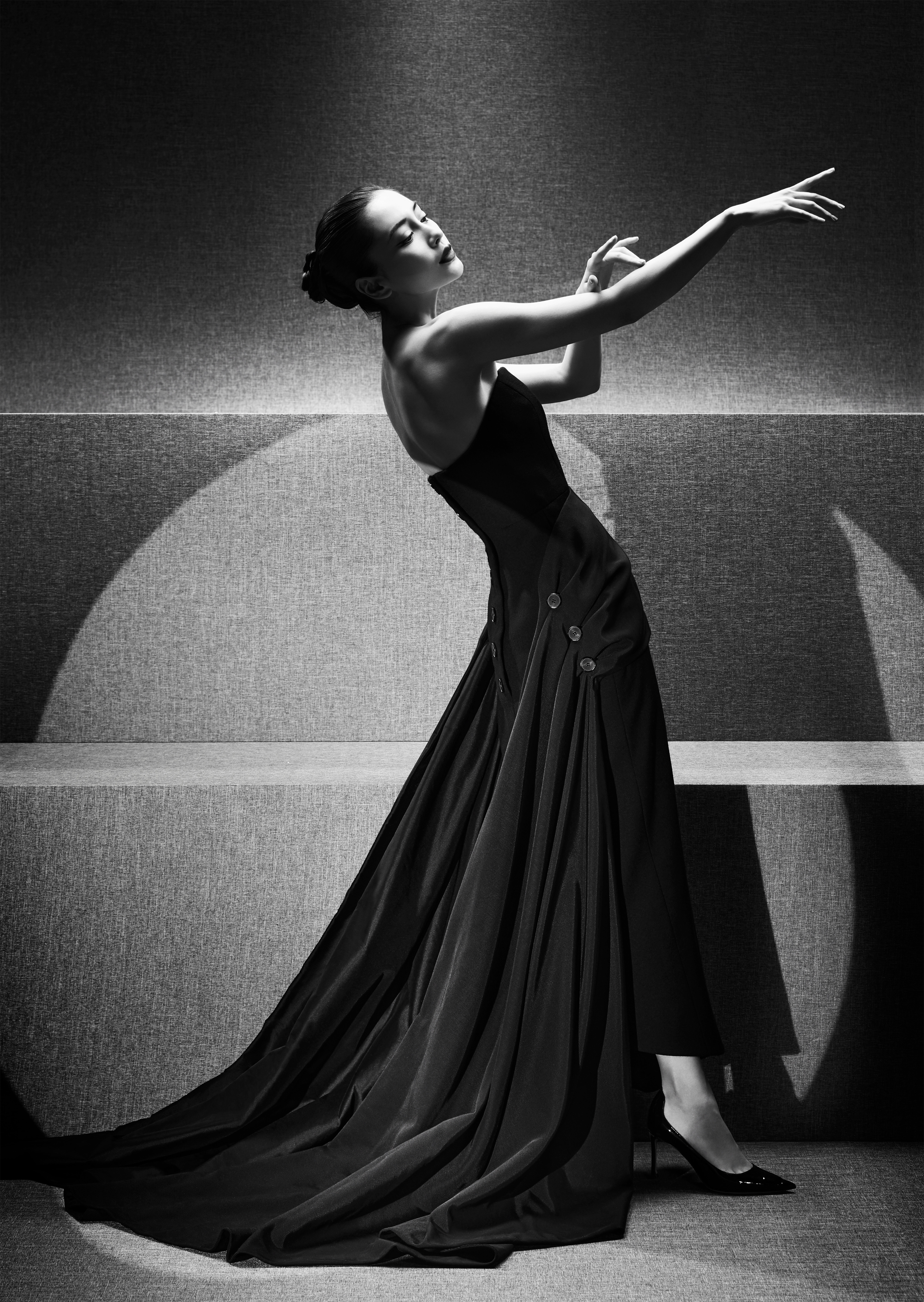 angelababy的一组黑白质感穿搭大片