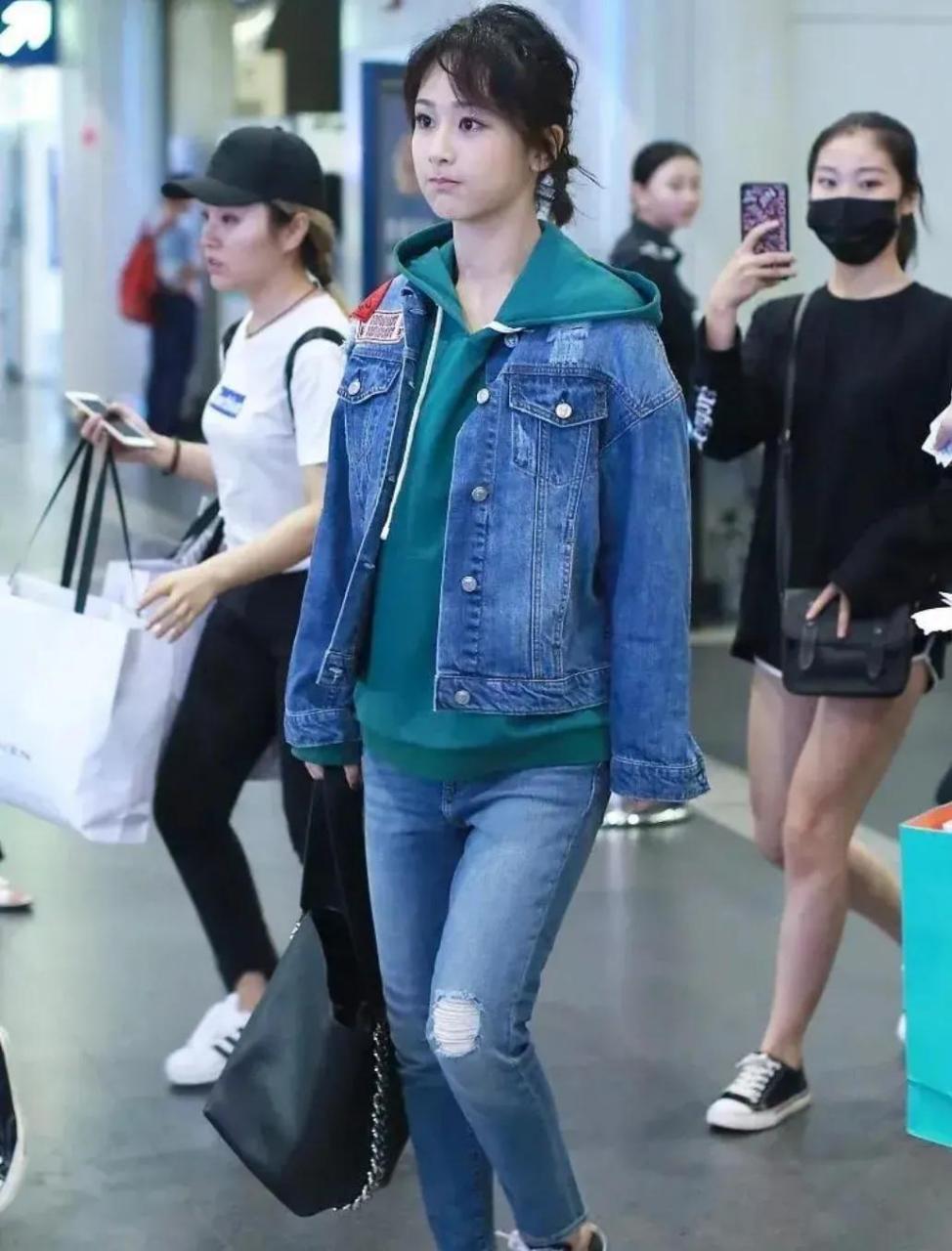 杨紫还是穿裙子好看,穿牛仔裤略显胖!