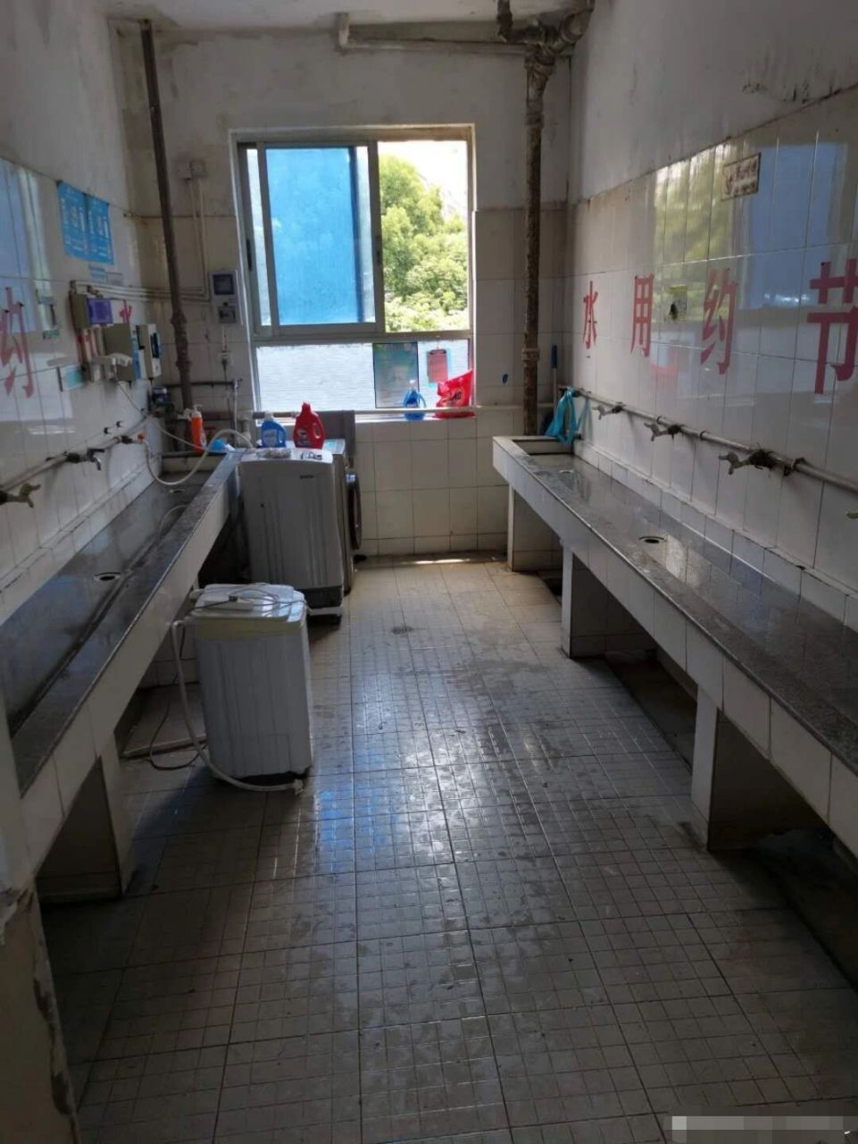 全网最差大学宿舍 不服来辩 妥妥的叙利亚风格 铁门铁床啊铁锁链～ 不