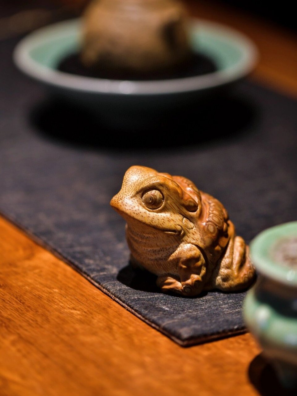 茶桌上摆个小金蟾,简直堪称一绝 竹雕|金蟾 一木全手制,开脸霸气,气息