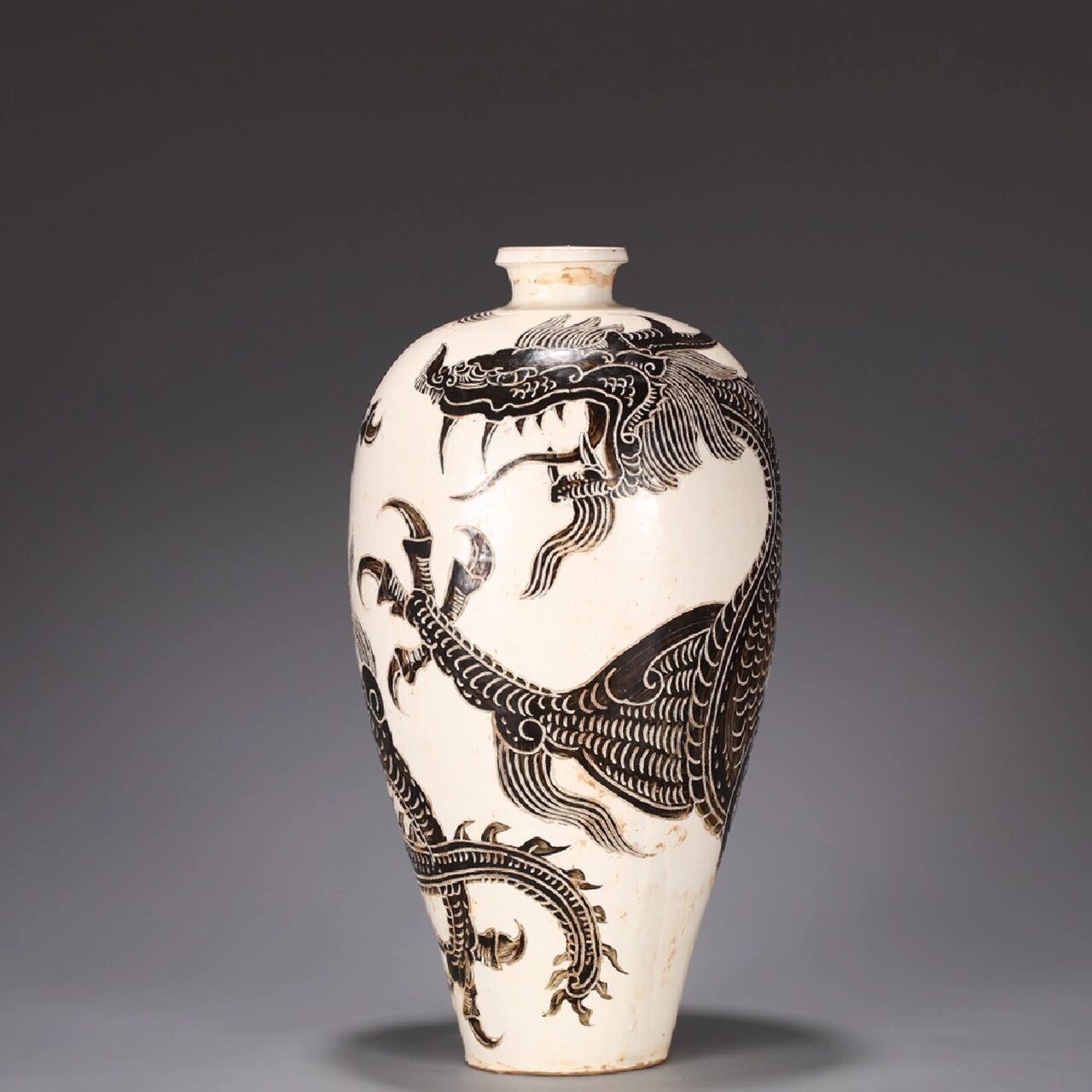 旧藏 北宋 磁州窑白底黑剔刻龙纹梅瓶 尺寸:高42公分 口径6.