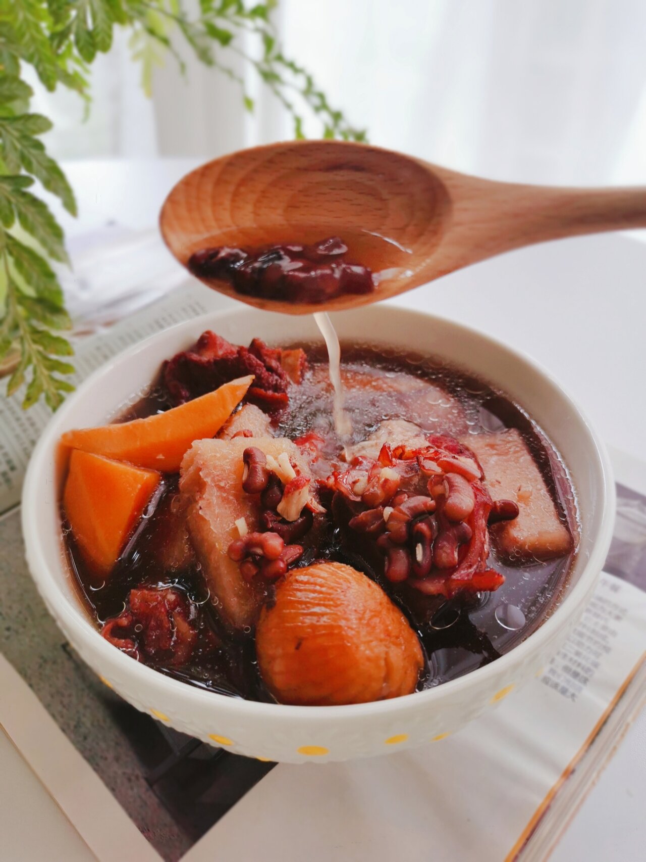 广东靓汤|粉葛胡萝卜猪骨汤 夏天吃饭没胃口 来一碗粉葛胡萝卜骨头汤