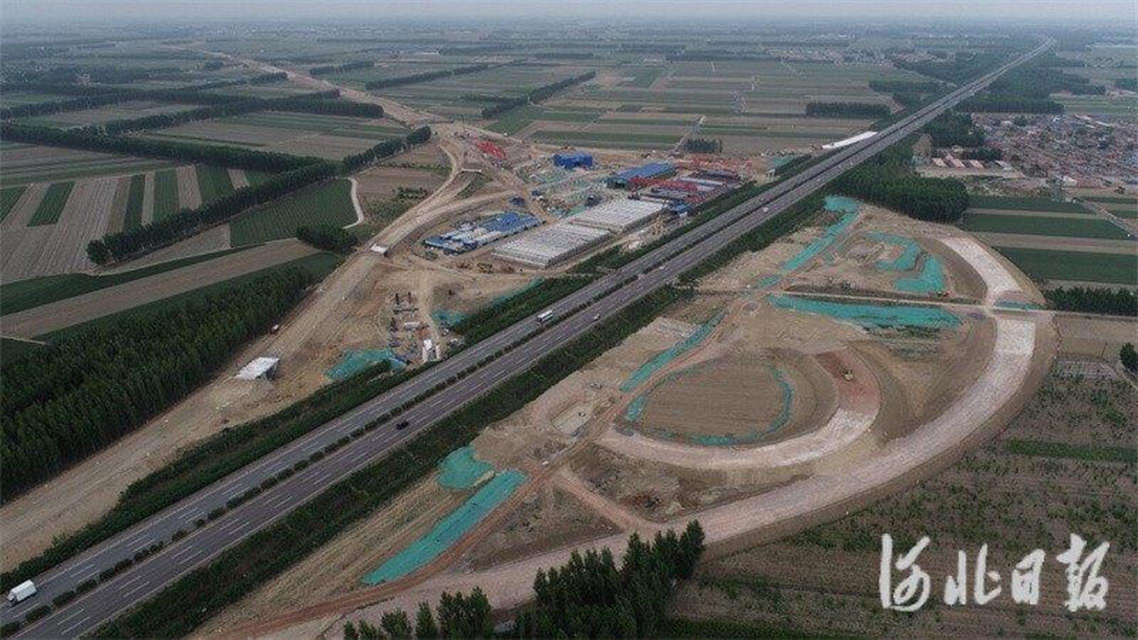 梁架设顺利完成,标志着秦唐高速公路唐山段工程建设进入新的施工阶段