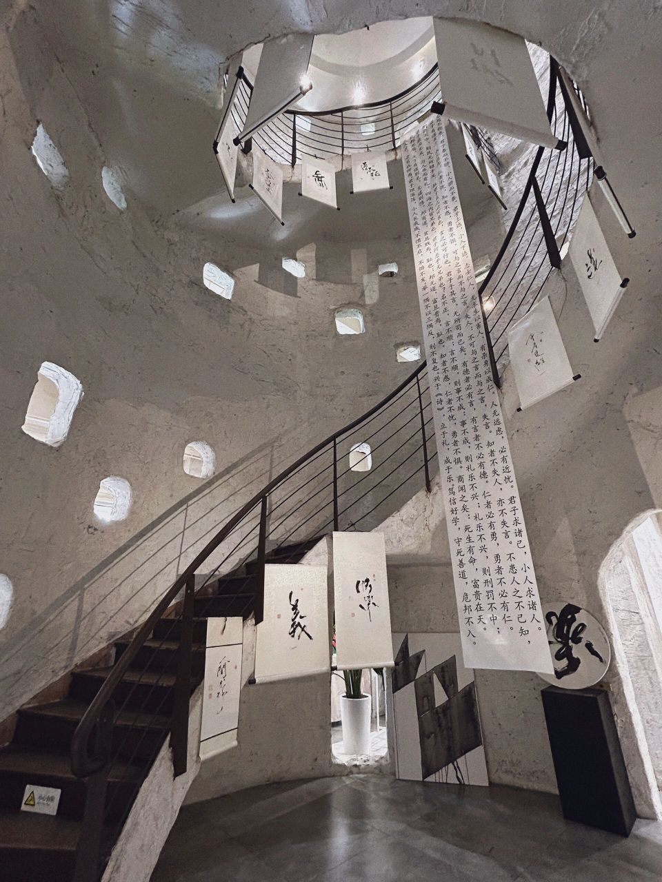 成都 |下雨天的好去处 店名:几何书店 营业时间10:00-22:00 店内一共