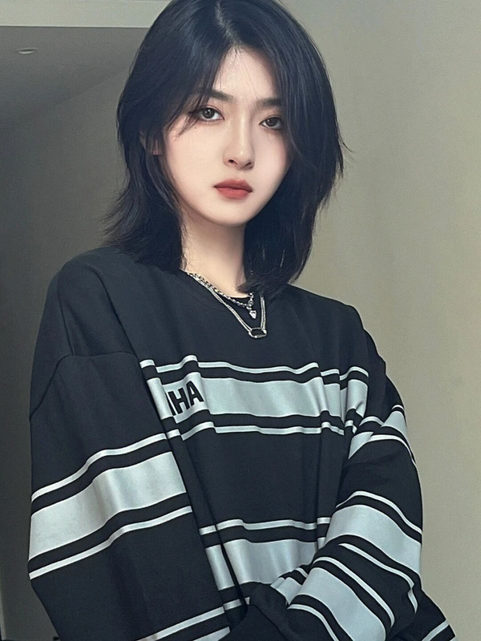 剪了个酷感短发,太喜欢了～酷飒感十足瘦脸 发型长度中长发锁骨位置