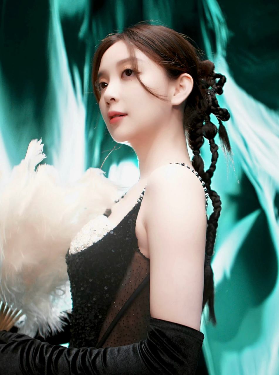 汪小敏颜值#  身穿bling bling的黑色长裙勾勒出完美好身材,手握由热