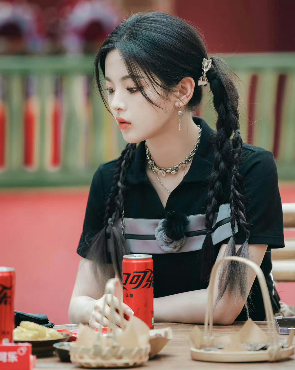 美颜相机里的杨迪杨超越#    哈哈哈把美女都拍成大白馒头了,真美女