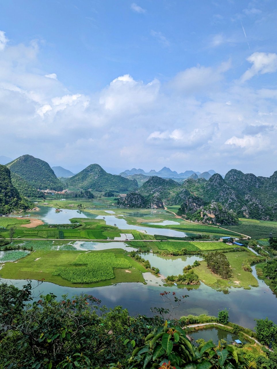 云南丘北 普者黑爬青龙山俯瞰山水田园 云南省普者黑风景区.