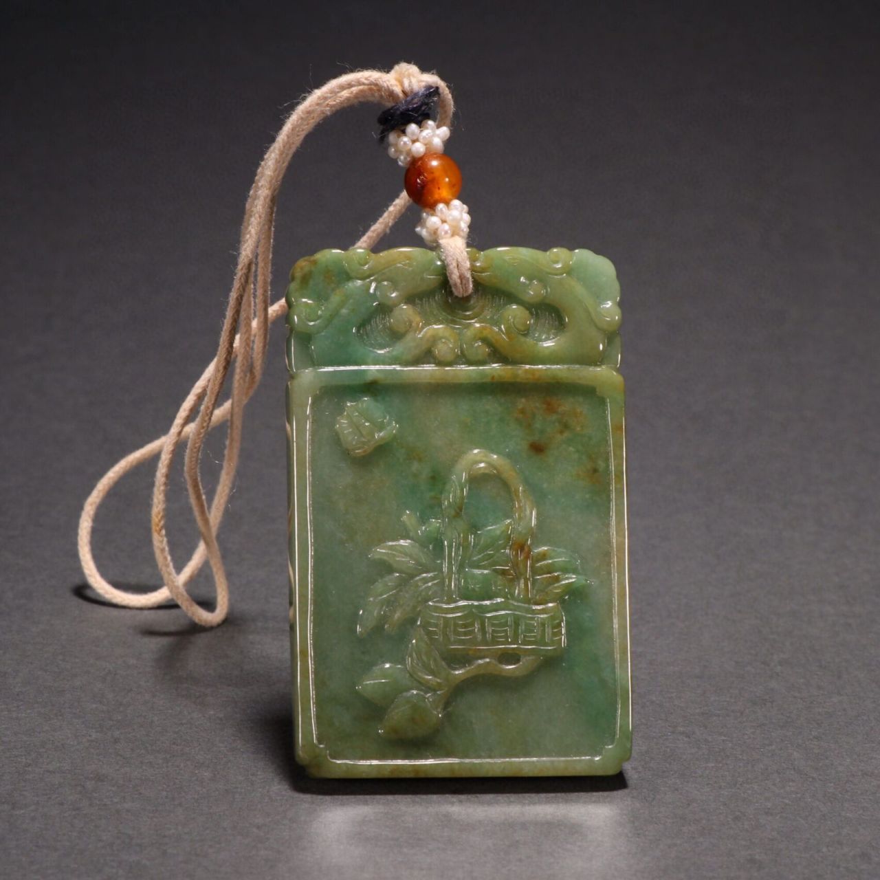 清代 翡翠山水龙纹牌. 	 规格:高6.7㎝宽4.3㎝厚0.7㎝重62g