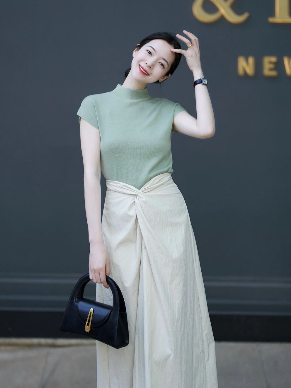 上衣的颜色好温柔 搭配米色长裙 舒适又显气质～ 	 #ootd# #日常穿搭