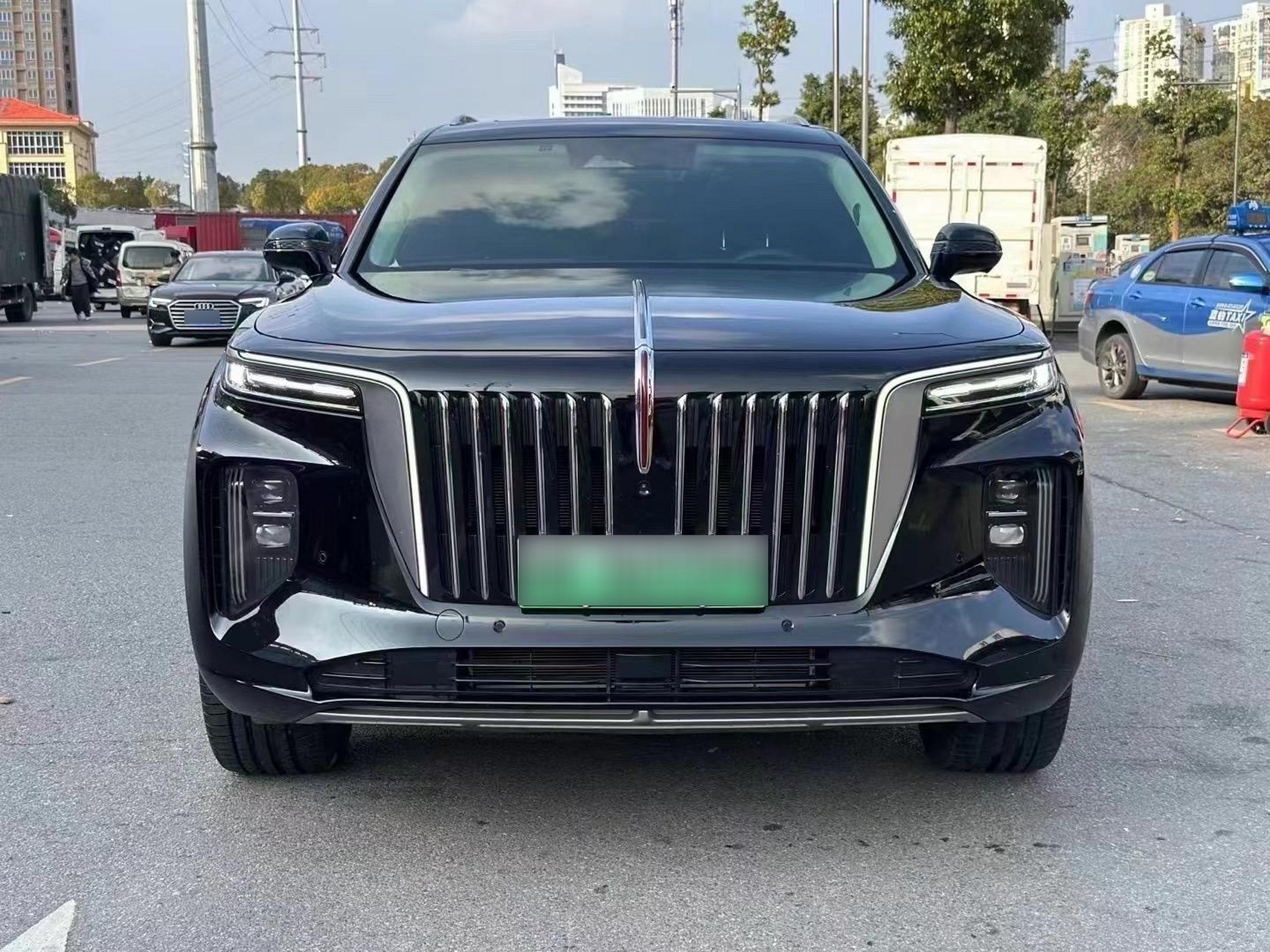 07今天我想给大家介绍一款性价比特别高的车——红旗ehs9!