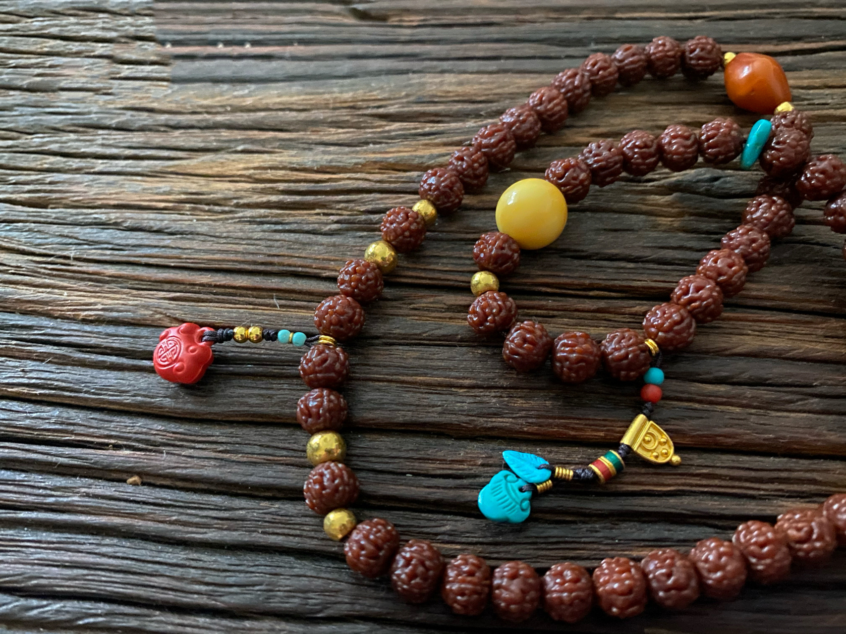 小金刚108太长改54颗搭配,叠搭起来更香 每次搭配前,都想着这次配素串